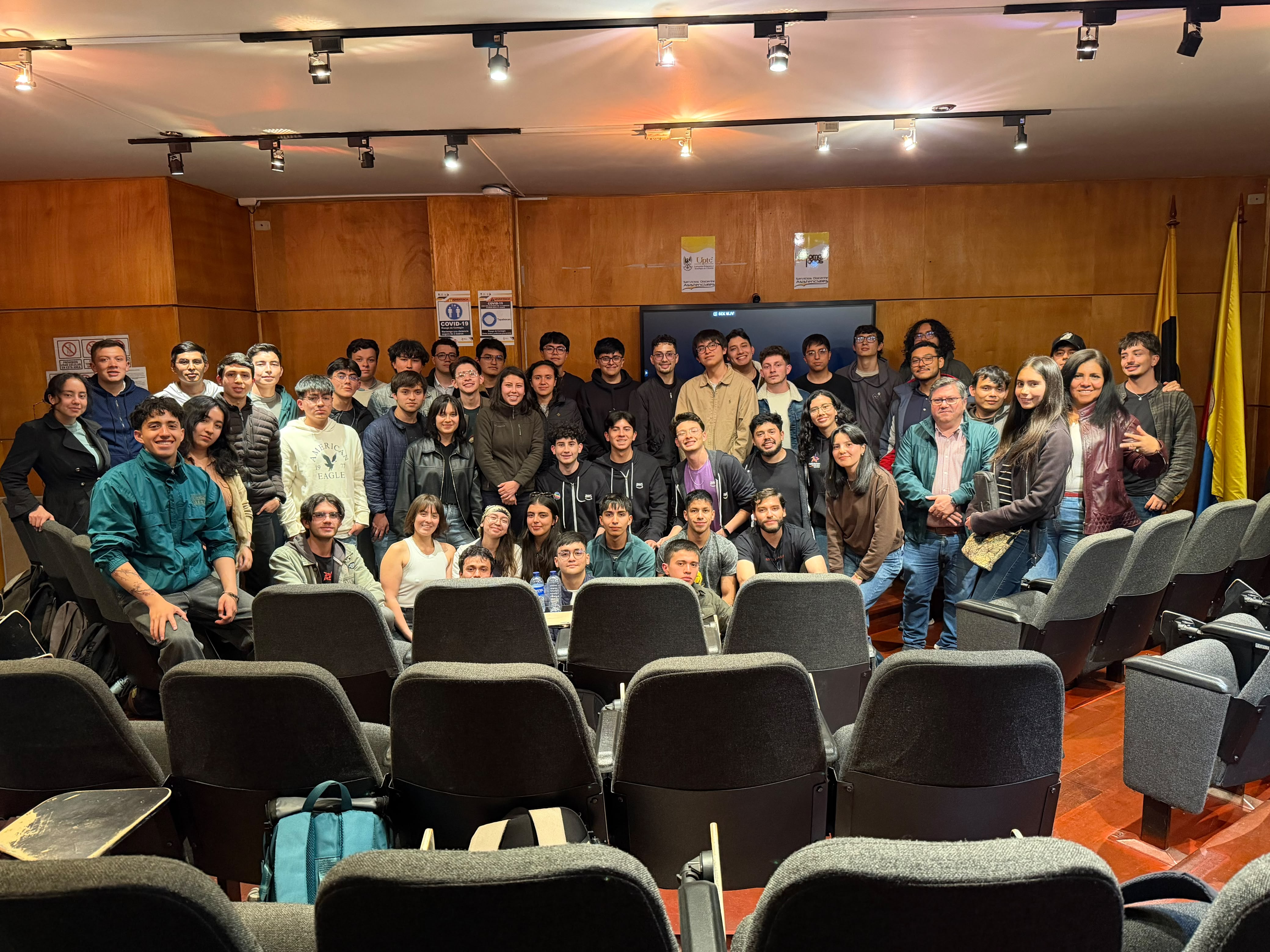 Auditorio con estudiantes reunidos en la sesión 0 del AWS Student Builder Group de la UPTC